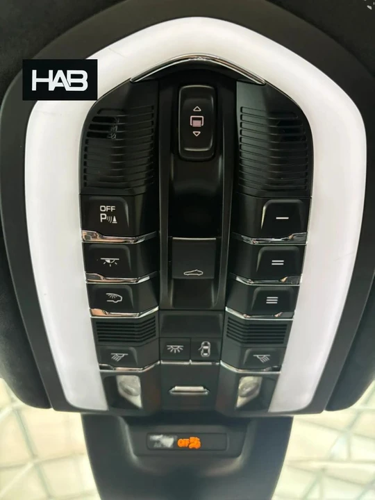 2017 Porsche Macan - Image 18 of 31