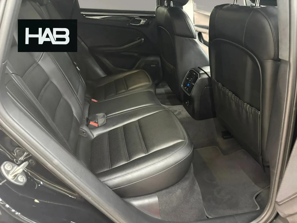 2017 Porsche Macan - Image 26 of 31