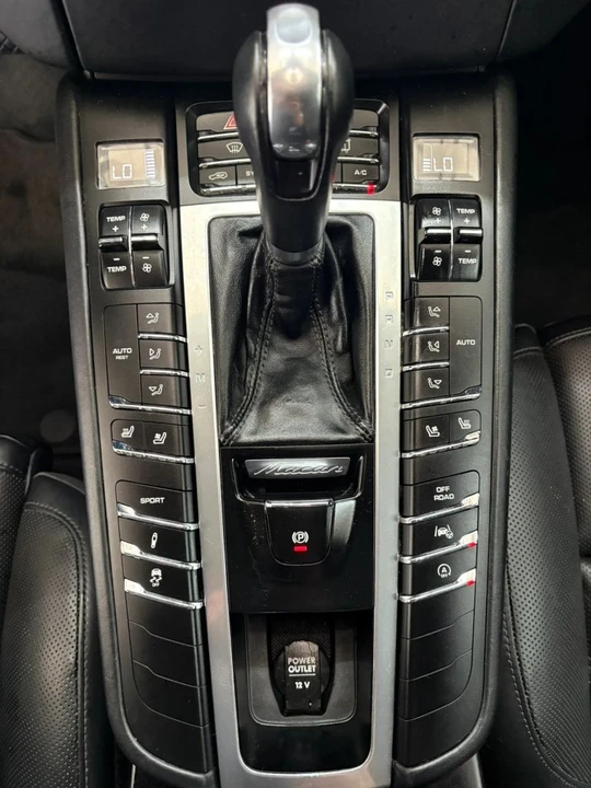 2017 Porsche Macan - Image 17 of 31