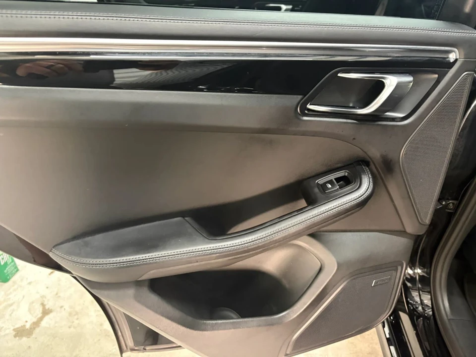 2017 Porsche Macan - Image 29 of 31