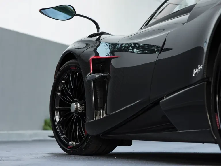 2017 Pagani Huayra - Image 19 of 31