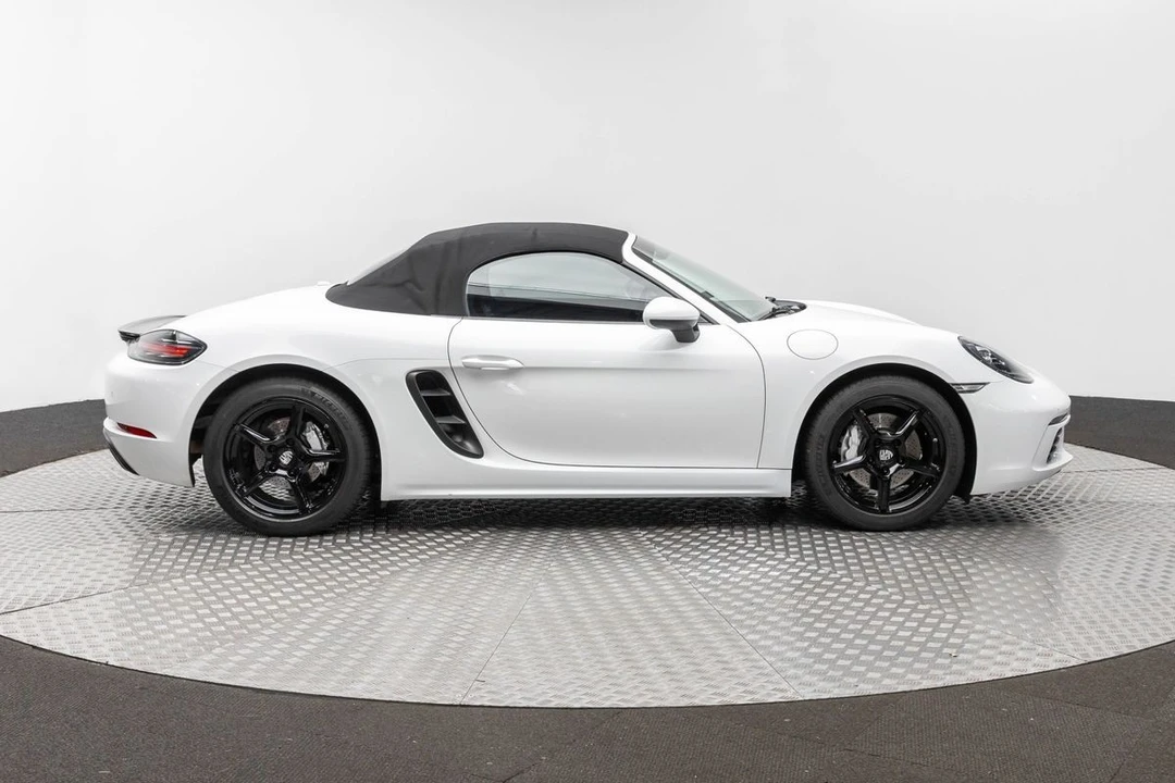 2017 Porsche 718 Boxster - Image 9 of 31