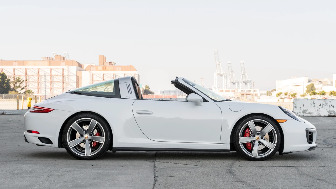 2017 Porsche 991 Targa 4 & 4S - Image 25 of 31