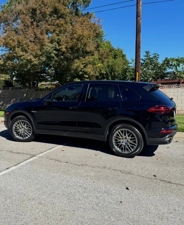 2017 Porsche 958 Cayenne - Image 2 of 7