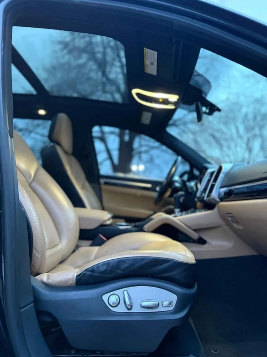 2017 Porsche 958 Cayenne - Image 10 of 14
