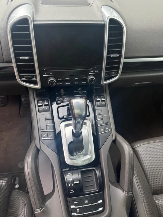 2017 Porsche 958 Cayenne - Image 10 of 18