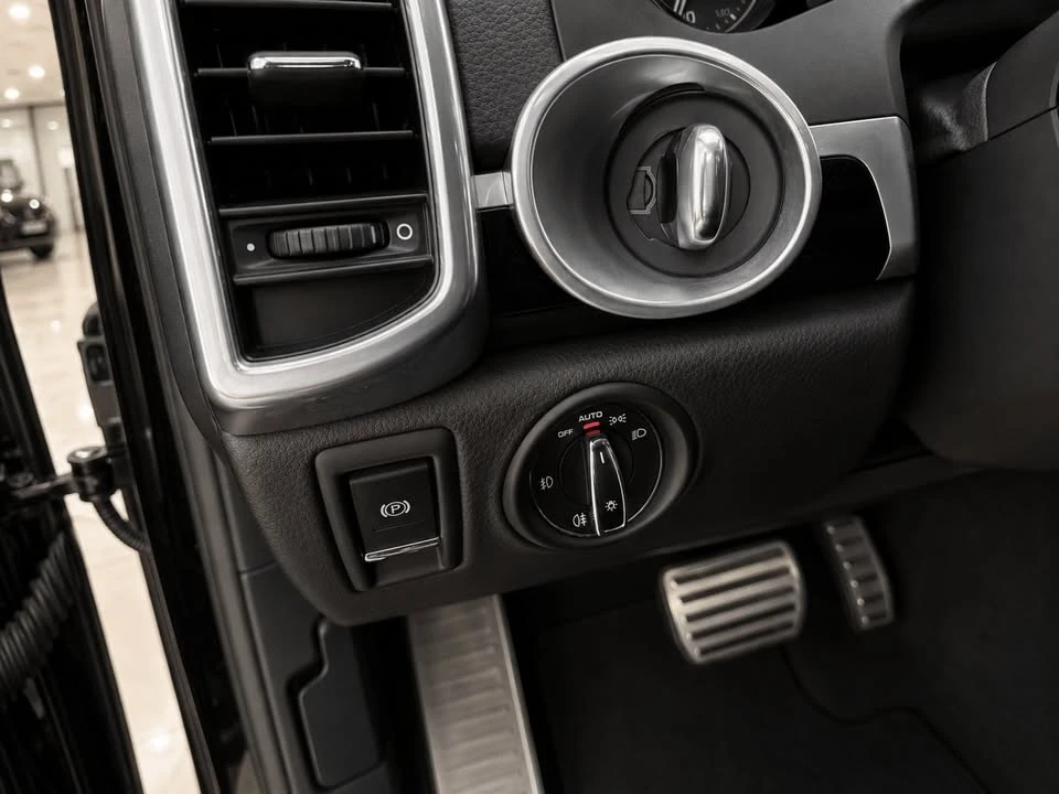 2017 Porsche 958 Cayenne - Image 13 of 18