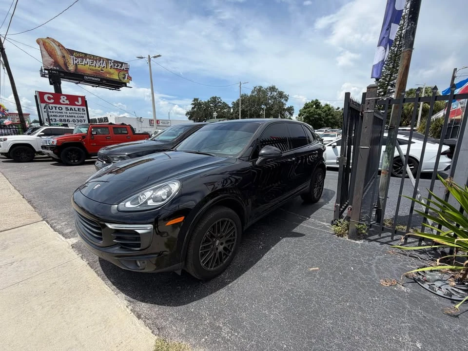 2017 Porsche 958 Cayenne - Image 3 of 8