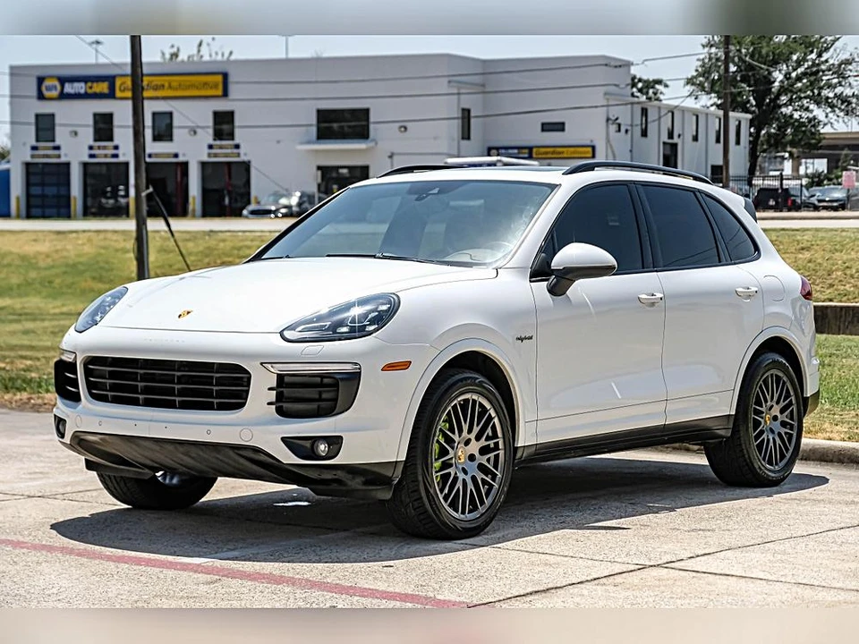 2017 Porsche Cayenne - Image 2 of 31