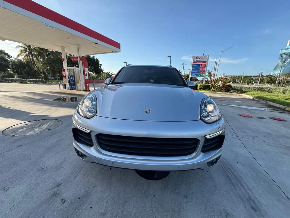 2017 Porsche 958 Cayenne - Image 2 of 10
