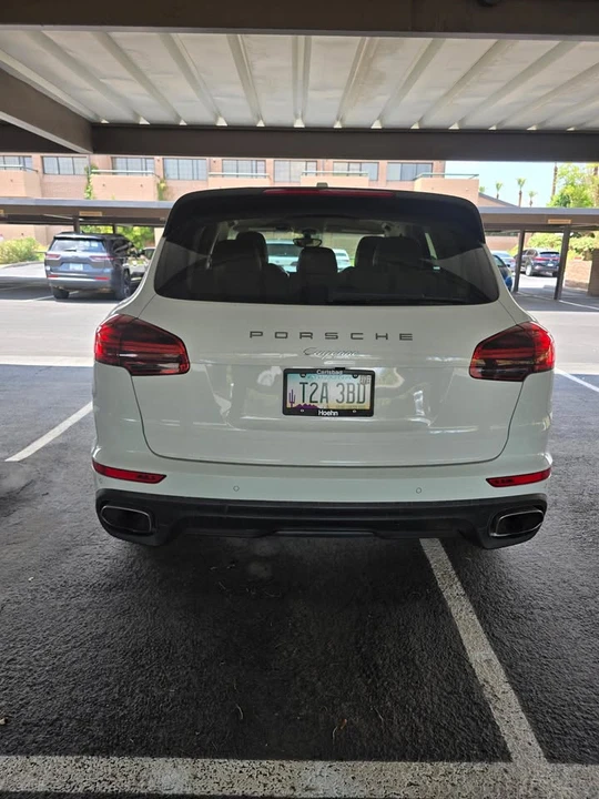 2017 Porsche 958 Cayenne - Image 2 of 3
