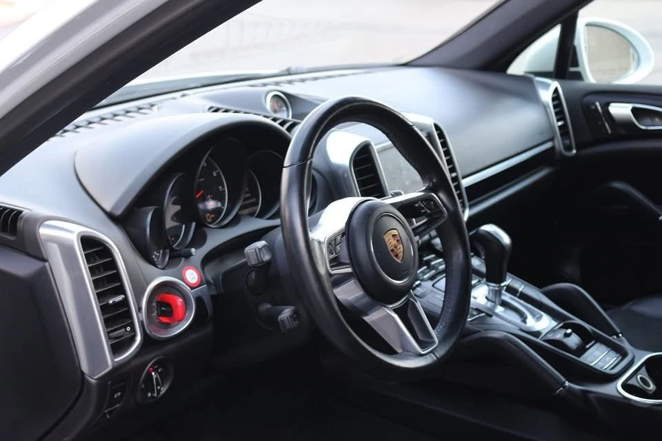 2017 Porsche 958 Cayenne - Image 10 of 20