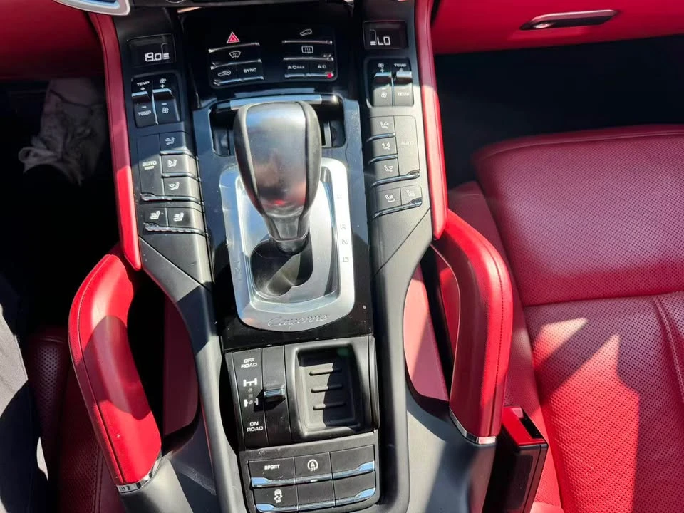 2017 Porsche 958 Cayenne - Image 10 of 16