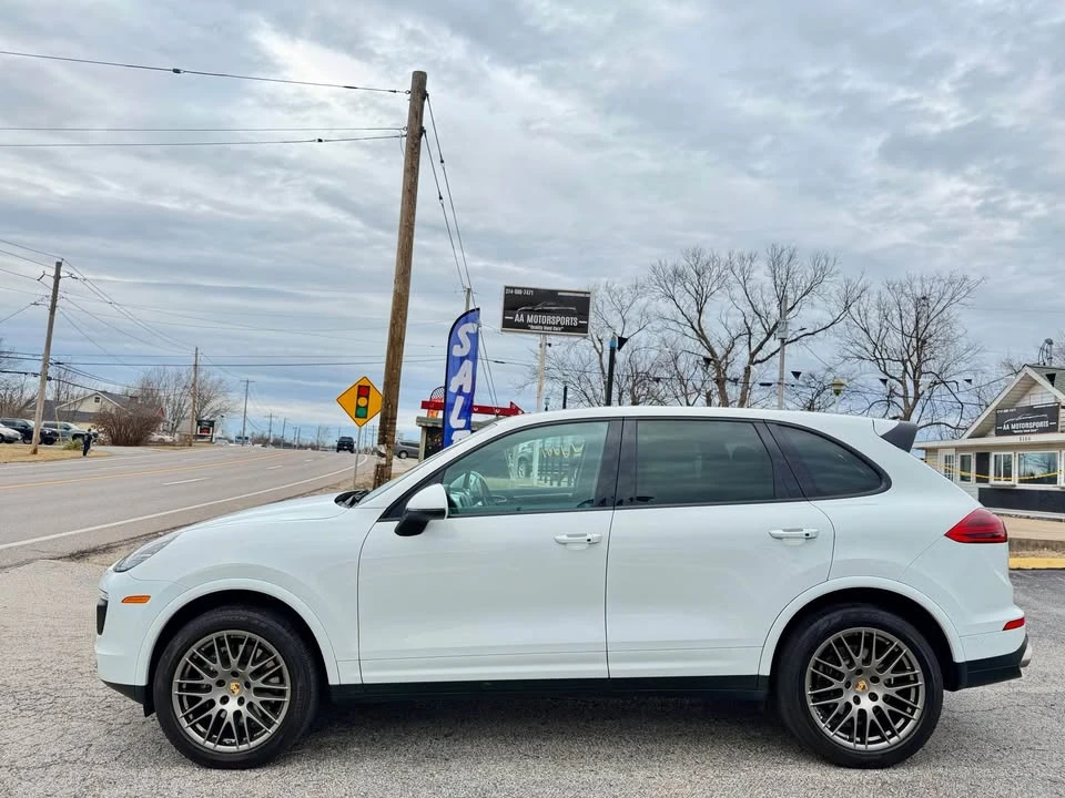 2017 Porsche 958 Cayenne - Image 2 of 9