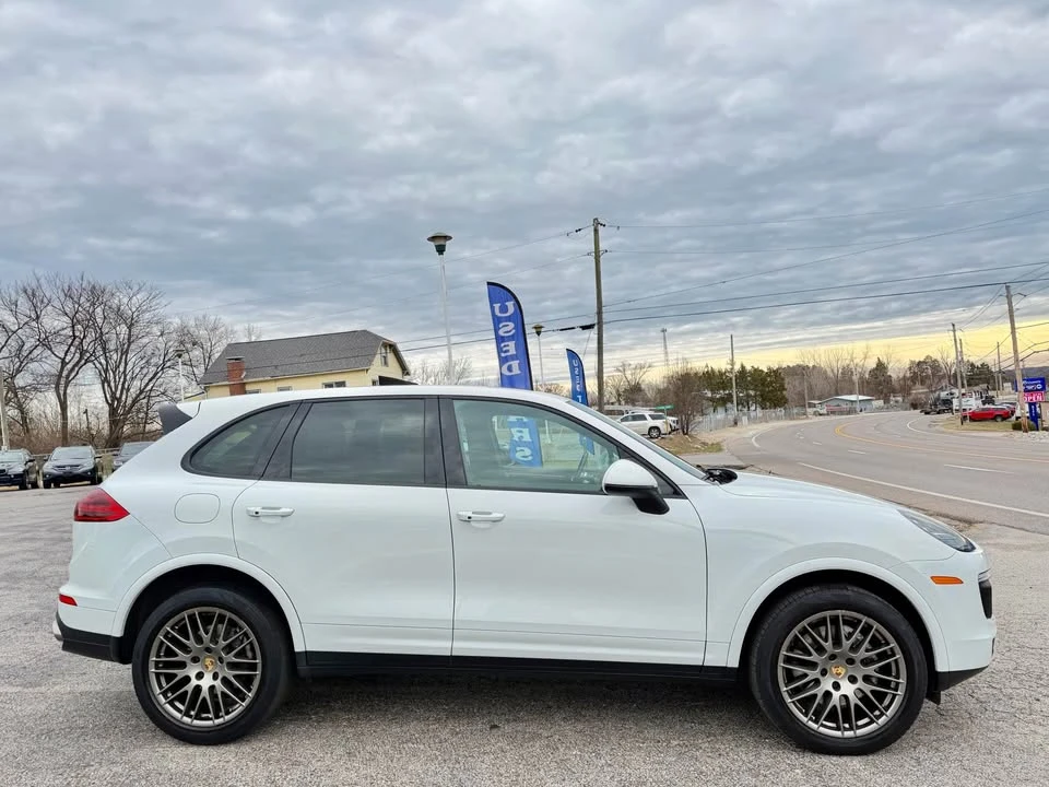 2017 Porsche 958 Cayenne - Image 4 of 9