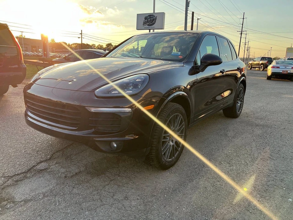 2017 Porsche 958 Cayenne - Image 2 of 9