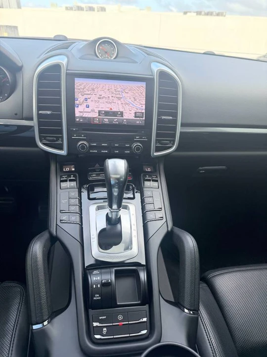 2017 Porsche 958 Cayenne - Image 9 of 16