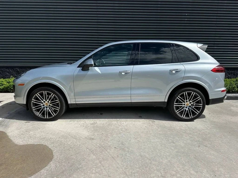 2017 Porsche 958 Cayenne - Image 2 of 5