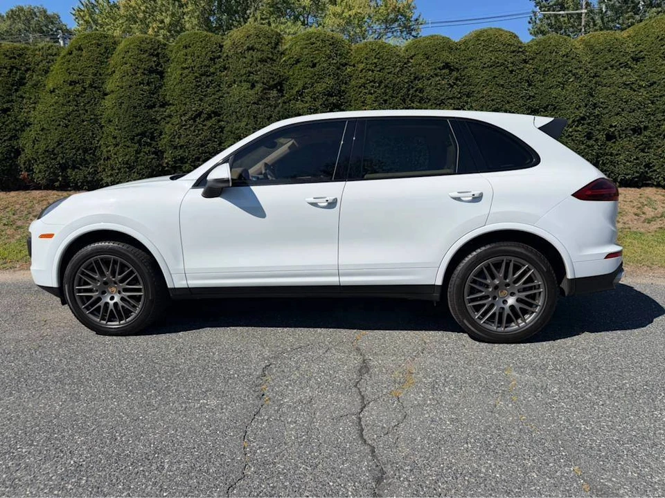 2017 Porsche 958 Cayenne - Image 2 of 5