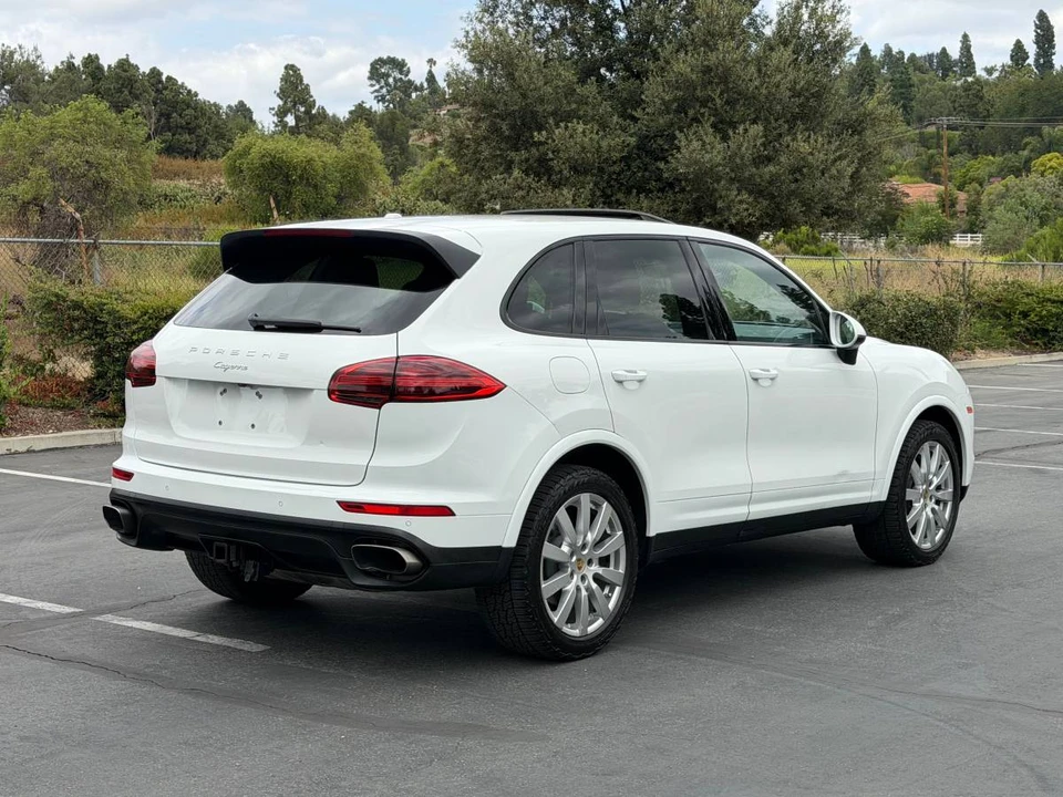2017 Porsche 958 Cayenne - Image 4 of 16