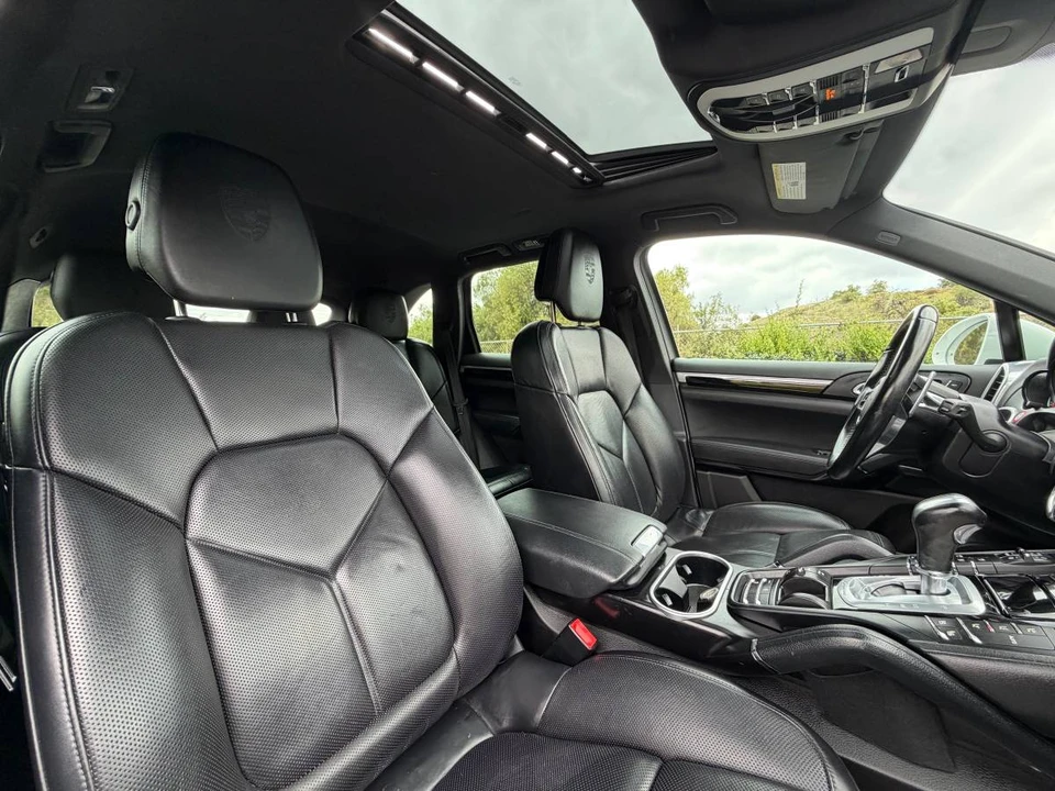 2017 Porsche 958 Cayenne - Image 8 of 16