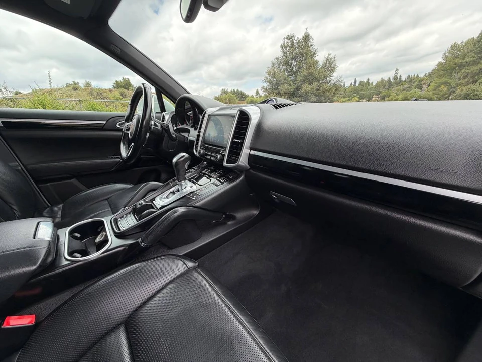 2017 Porsche 958 Cayenne - Image 7 of 16