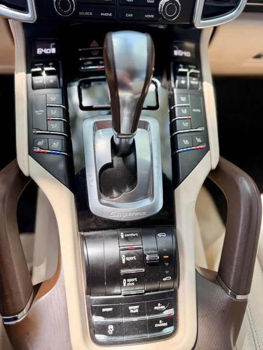 2017 Porsche Cayenne - Image 13 of 20
