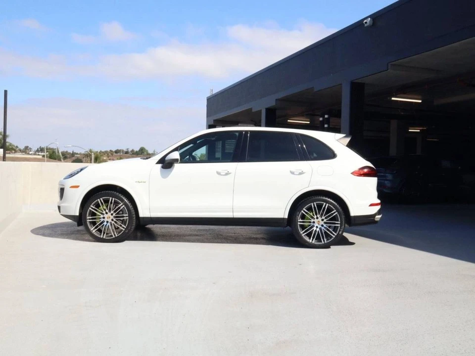 2017 Porsche Cayenne - Image 2 of 5