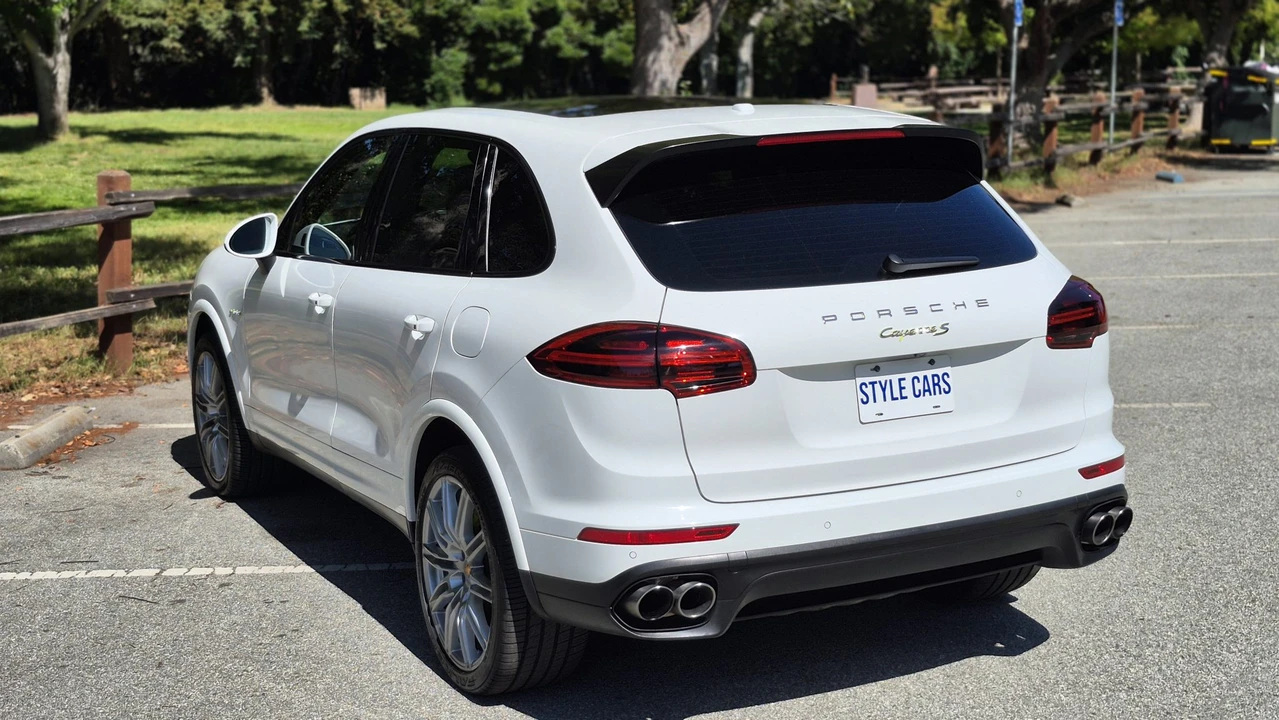 2017 Porsche 958 Cayenne - Image 16 of 31