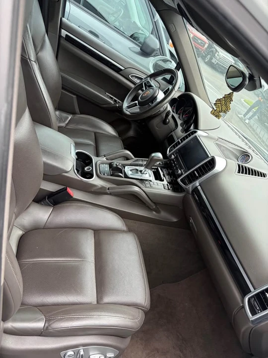 2017 Porsche 958 Cayenne S - Image 2 of 10