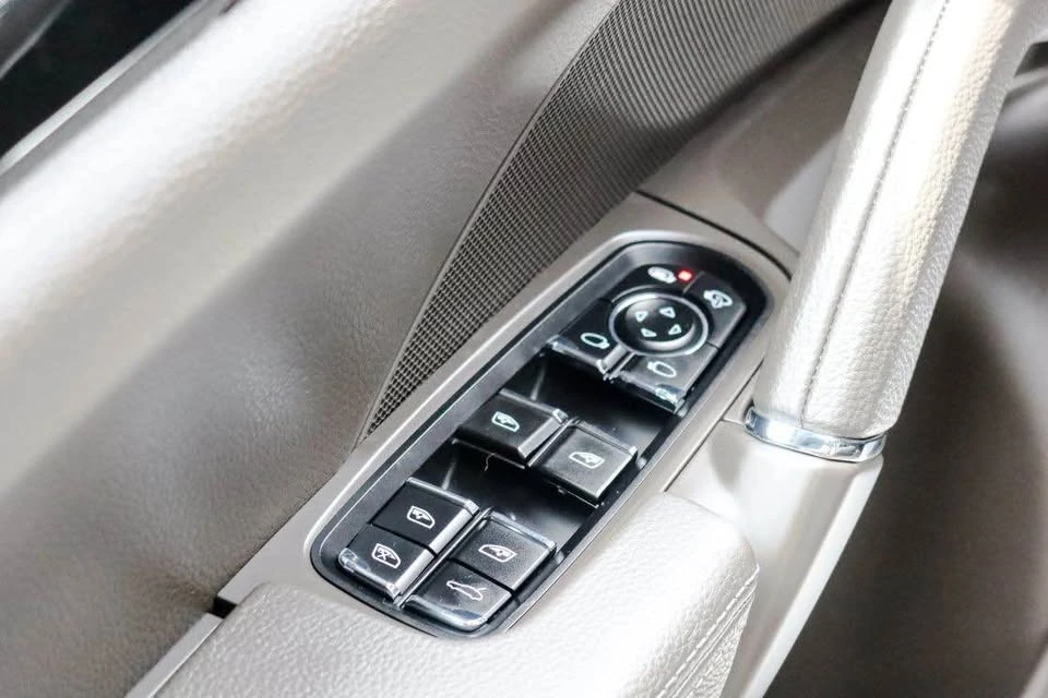 2017 Porsche 958 Cayenne S - Image 10 of 17