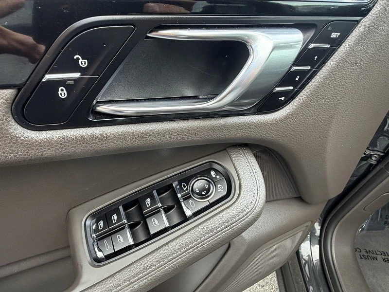 2017 Porsche Macan - Image 18 of 20