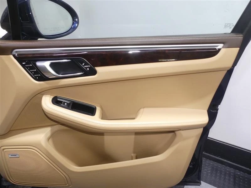 2017 Porsche Macan - Image 19 of 20