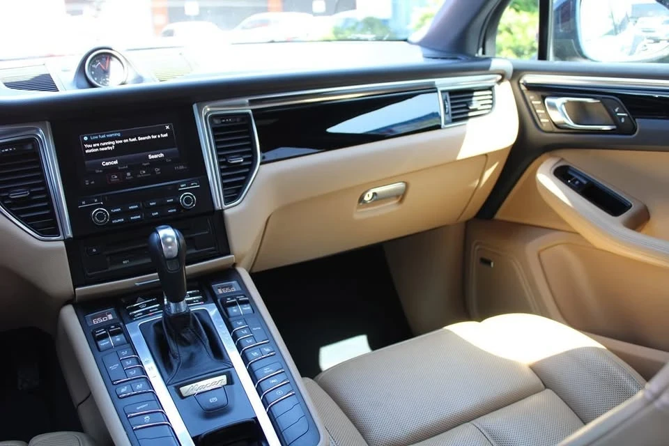 2017 Porsche Macan - Image 15 of 20