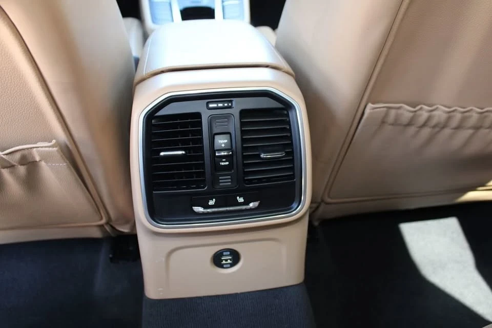 2017 Porsche Macan - Image 18 of 20