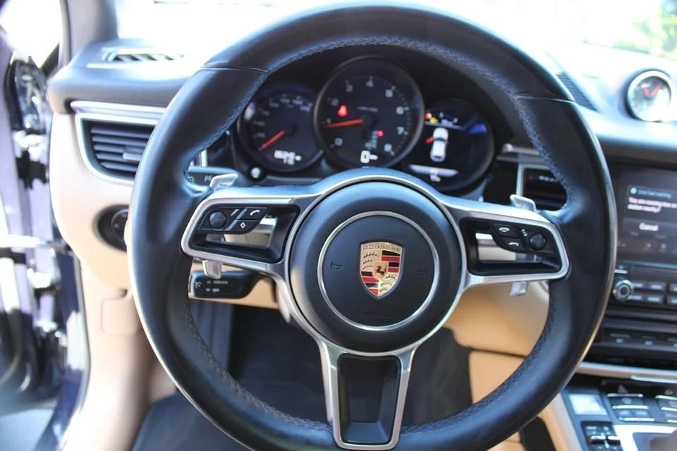2017 Porsche Macan - Image 16 of 20