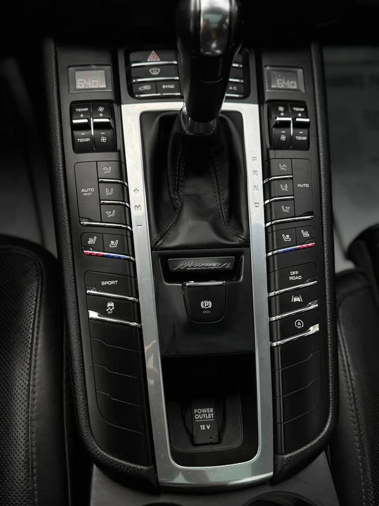 2017 Porsche Macan - Image 15 of 20