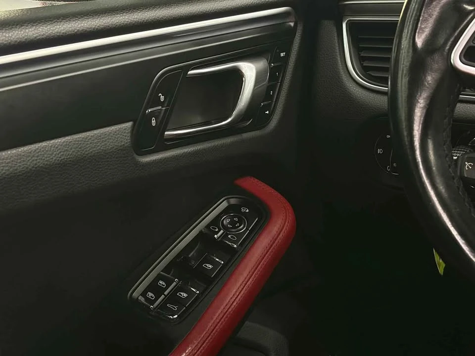 2017 Porsche Macan - Image 11 of 15