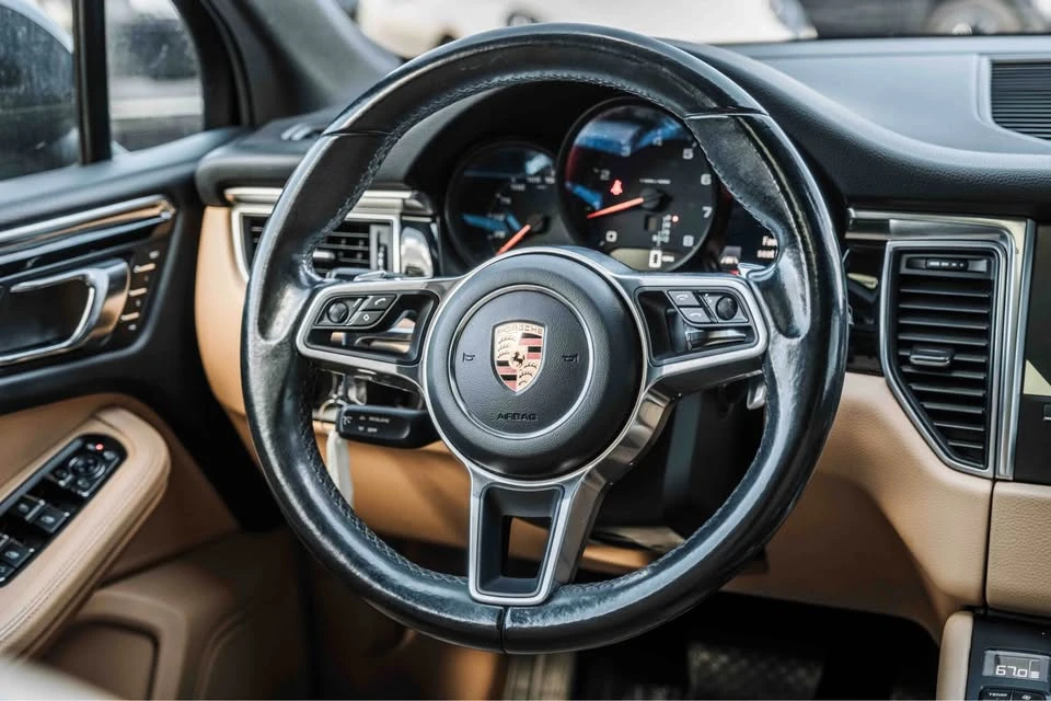 2017 Porsche Macan - Image 18 of 18