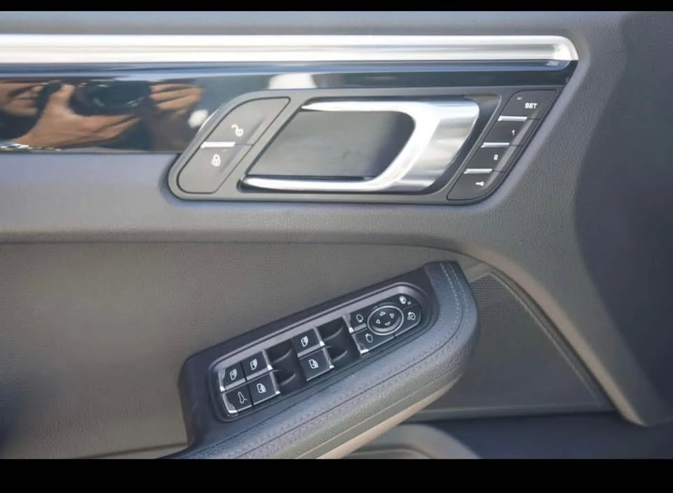 2017 Porsche Macan - Image 18 of 20