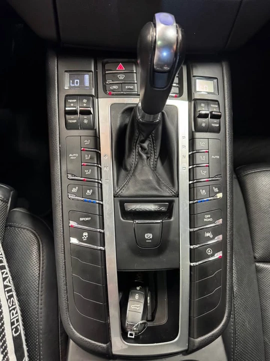 2017 Porsche Macan - Image 17 of 19