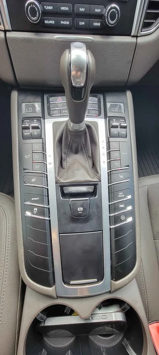 2017 Porsche Macan - Image 18 of 20