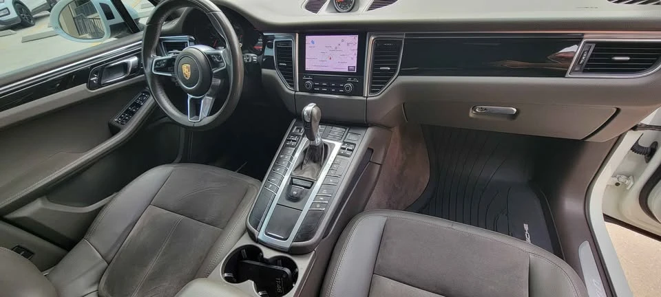 2017 Porsche Macan - Image 17 of 20