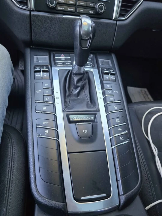 2017 Porsche Macan - Image 6 of 15