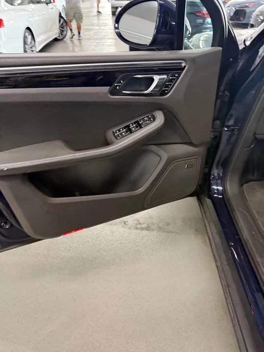 2017 Porsche Macan - Image 4 of 11