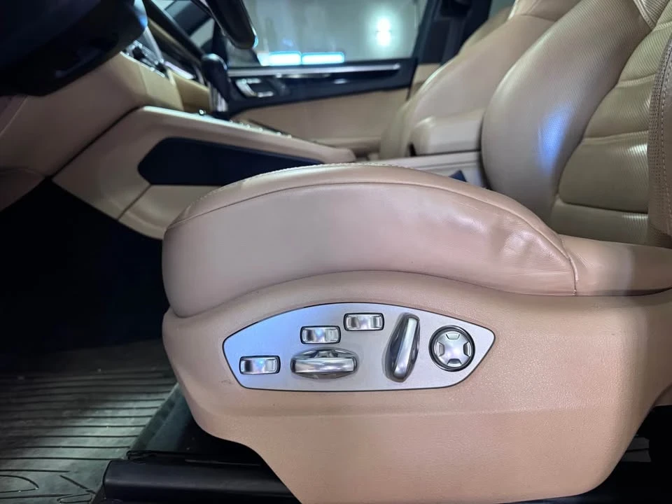 2017 Porsche Macan - Image 9 of 14