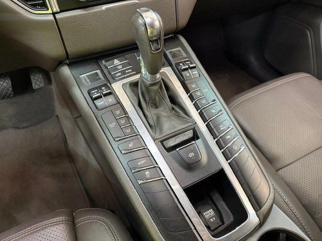 2017 Porsche Macan - Image 15 of 20