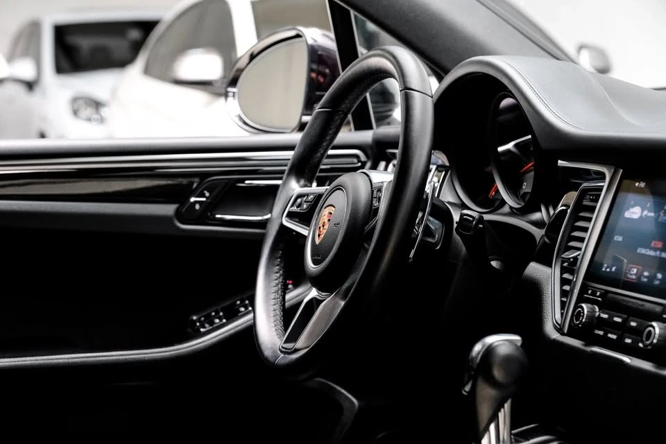 2017 Porsche Macan - Image 15 of 19
