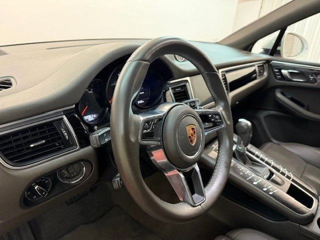 2017 Porsche Macan - Image 11 of 20