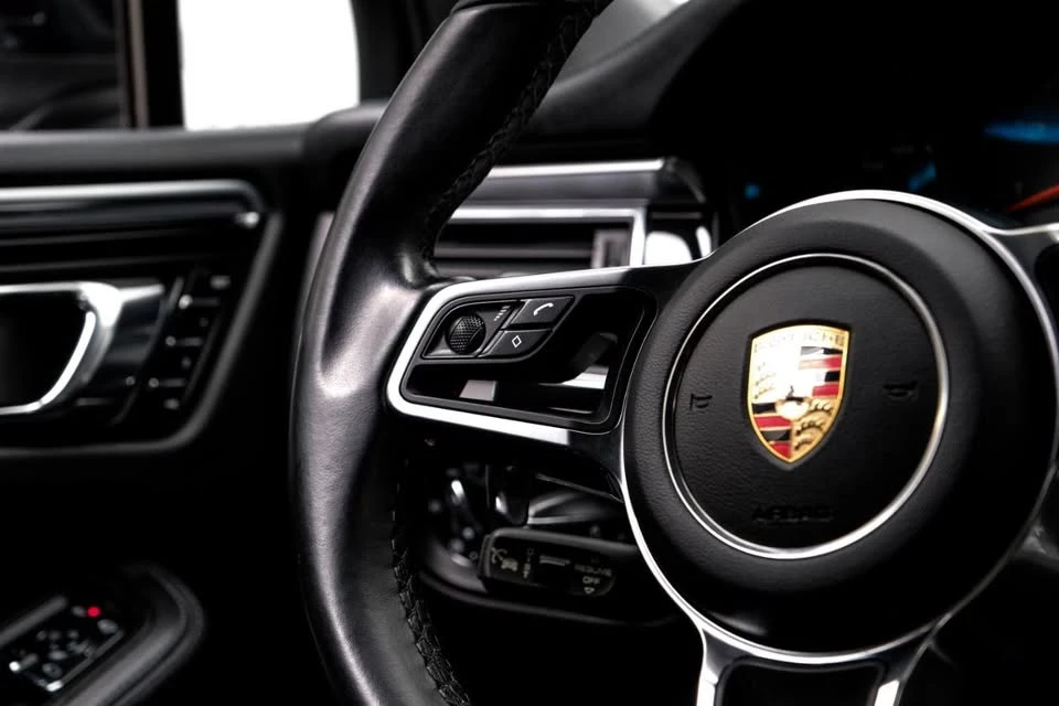 2017 Porsche Macan - Image 18 of 20